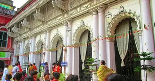 নিত্যনতুন থিমের ভিড়ে কলকাতার বনেদি বাড়ির পূজায় ঐতিহ্যের আমেজ